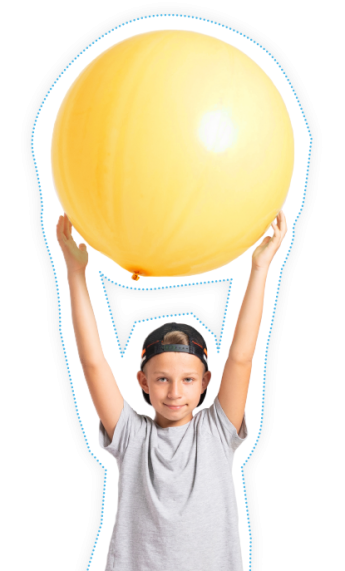 Junge hält gelben Luftballon nach oben
